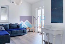 Medulin, apartmanska kuća na traženoj lokaciji, 300m od mora, Medulin, Maison