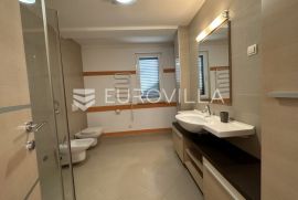 Pula, Pješčana Uvala, dvosoban stan NKP 80 m2  svega 300 m od mora, Medulin, Appartement