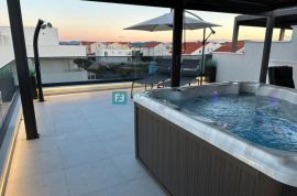 VODICE, novo, namještena kuća, vrt, krovna terasa, jacuzzi, Vodice, Casa