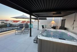 VODICE, novo, namještena kuća, vrt, krovna terasa, jacuzzi, Vodice, Famiglia