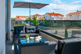 VODICE, namješten troetažni stan, vrt, krovna terasa, jacuzzi, Vodice, Apartamento