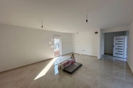 LUKSUZNI DVOETAŽNI APARTMAN  +BAZEN +VRT +2 PARKINGA B5, Nin, Διαμέρισμα