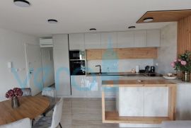 Malinska, okolica, luksuzan stan 88 m2 na katu novoizgrađene vile sa pogledom i bazenom, prodaja, Malinska-Dubašnica, Apartamento