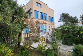 OPATIJA CENTAR - PREKRASAN STAN U VILI 2.RED OD MORA S PARKINGOM !!, Opatija, Apartamento