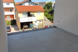 VODICE, novo, moderan stan, 2.kat, 300 m do plaže, lift, garaža, Vodice, Apartamento