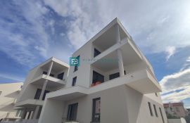 VODICE, novo, 400 m do mora, luksuzni stan, prizemlje + vrt, S3, Vodice, Apartamento