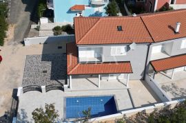 Jadranovo novogradnja sa bazenom, Crikvenica, Casa