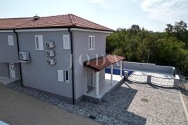 Jadranovo novogradnja sa bazenom, Crikvenica, Casa