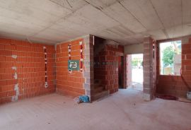 VODICE, novo, dvoetažni stan, dvorište, mirna lokacija, S2, Vodice, Apartamento