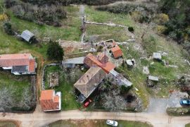 Kuća u Sv. Ivanu (Oprtalj) + i kamena kuća + 737 m2 građ. zemljišta, Oprtalj, Kuća