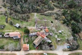 Kuća u Sv. Ivanu (Oprtalj) + i kamena kuća + 737 m2 građ. zemljišta, Oprtalj, Kuća