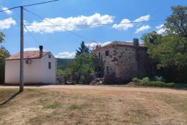 Kuća u Sv. Ivanu (Oprtalj) + i kamena kuća + 737 m2 građ. zemljišta, Oprtalj, House