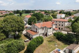 Kanfanar, autentična stara kamena kuća u srcu mjesta s okućnicom, Kanfanar, Σπίτι