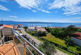 Crikvenica - stan u potkrovlju s balkonom i pogledom na more, Crikvenica, Apartamento