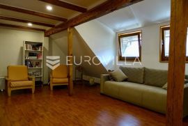 Delnice, dvojna kuća površine 100m2 blizu centra u mirnom susjedstvu, Delnice, House