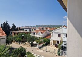 Kuća s više apartmana PRODAJA - VODICE !, Vodice, Дом