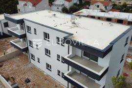 Okolica Šibenika, Brodarica, komforan trosoban stan 82,4 m2  s vrtom, Šibenik - Okolica, Kвартира