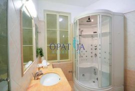 Opatija-centar, pola kuće u naravi dvoetažni stan 200 m2, Opatija, Stan