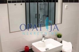 Opatija-centar, pola kuće u naravi dvoetažni stan 200 m2, Opatija, Stan