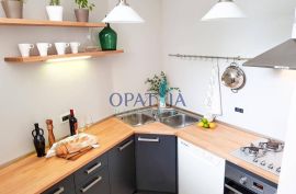 Opatija-centar, pola kuće u naravi dvoetažni stan 200 m2, Opatija, Stan