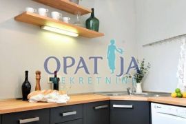 Opatija-centar, pola kuće u naravi dvoetažni stan 200 m2, Opatija, Stan