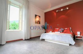 Opatija-centar, pola kuće u naravi dvoetažni stan 200 m2, Opatija, Stan