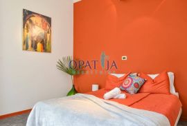 Opatija-centar, pola kuće u naravi dvoetažni stan 200 m2, Opatija, Stan