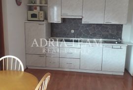 KUĆA S 2 APARTMANA I DVORIŠTEM, 150 m OD MORA - VIR (SJEVERNA STRANA), Vir, Casa