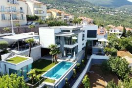 OPATIJA, LOVRAN - luksuzna vila s predivnim pogledom na more, bazenom i okućnicom površine 500m2, Lovran, Casa