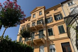 OPATIJA, CENTAR - Prekrasan gospodski stan u održavanoj povijesnoj vili u samom centru Opatije blizu mora!, Opatija, Appartment