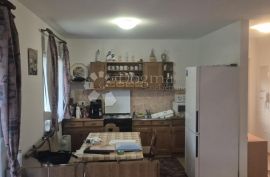 Odlična etaža sa okućnicom i garažom blizu mora, Kraljevica, Apartamento