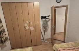 Odlična etaža sa okućnicom i garažom blizu mora, Kraljevica, Apartamento