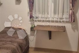 Odlična etaža sa okućnicom i garažom blizu mora, Kraljevica, Flat