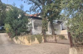 Odlična etaža sa okućnicom i garažom blizu mora, Kraljevica, Flat