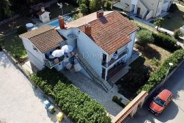 KUĆA SA 5 APARTMANA I BAZENOM BLIZU POREČA, Poreč, House