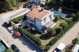 KUĆA SA 5 APARTMANA I BAZENOM BLIZU POREČA, Poreč, House