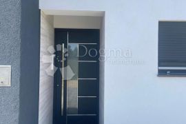 Apartman s vrtom u blizini plaže, Privlaka, Apartamento