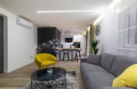 Centar Zadra, potpuno obnovljen stan 65m2!, Zadar, Kвартира