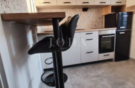 Novi stan u mirnoj ulici, Crikvenica, Appartement