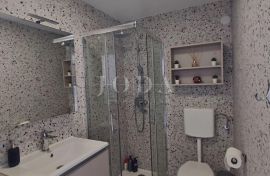 Novi stan u mirnoj ulici, Crikvenica, Appartement