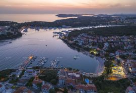 Kuća Samostojeća sa velikim bazenom, prvi red do mora., Pula, Ev