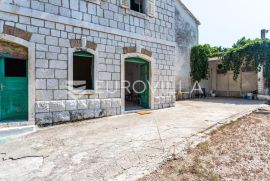 Makarska, GORNJI TUČEPI, kamena kuća površine 186 m2 i nedovršena prizemnica površine 132 m2, Tučepi, Ev