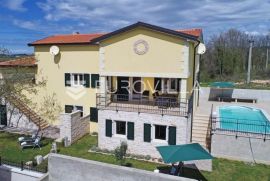 Istra, Mugeba, obiteljska kuća s 2 stambene jedinice, Poreč, House