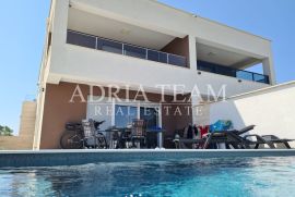 DVOJNI OBJEKT S BAZENOM, 120 m OD MORA, NIN - ZADAR, Nin, Casa