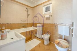 Kuća sa bazenom u Pješčanoj uvali, dodatni apartman, 300 m od mora, Medulin, House