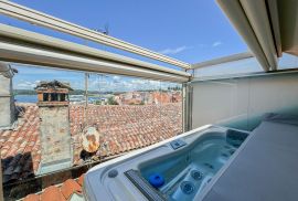 ROVINJ, CENTAR – vrhunsko uređeni objekt u srcu Rovinja s krovnom terasom, pogled, jacuzzi, Rovinj, Maison