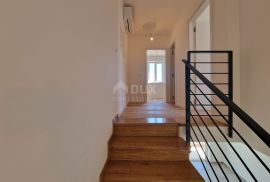 MALI LOŠINJ, NEREZINE - 80 m od mora! Dvoetažni apartman s okućnicom i parkingom, Mali Lošinj, Stan