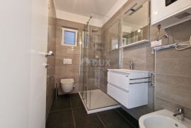 MALI LOŠINJ, NEREZINE - 80 m od mora! Dvoetažni apartman s okućnicom i parkingom, Mali Lošinj, Daire