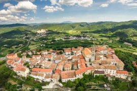 Građevinsko zemljište Buzet, građevinska parcela od 10300 m2 stambene namjene, Buzet, Terreno