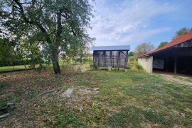 Kuća na mirnoj lokaciji sa dvorištem, pomoćnim zgradama i sjenicom, Donja Stubica, House